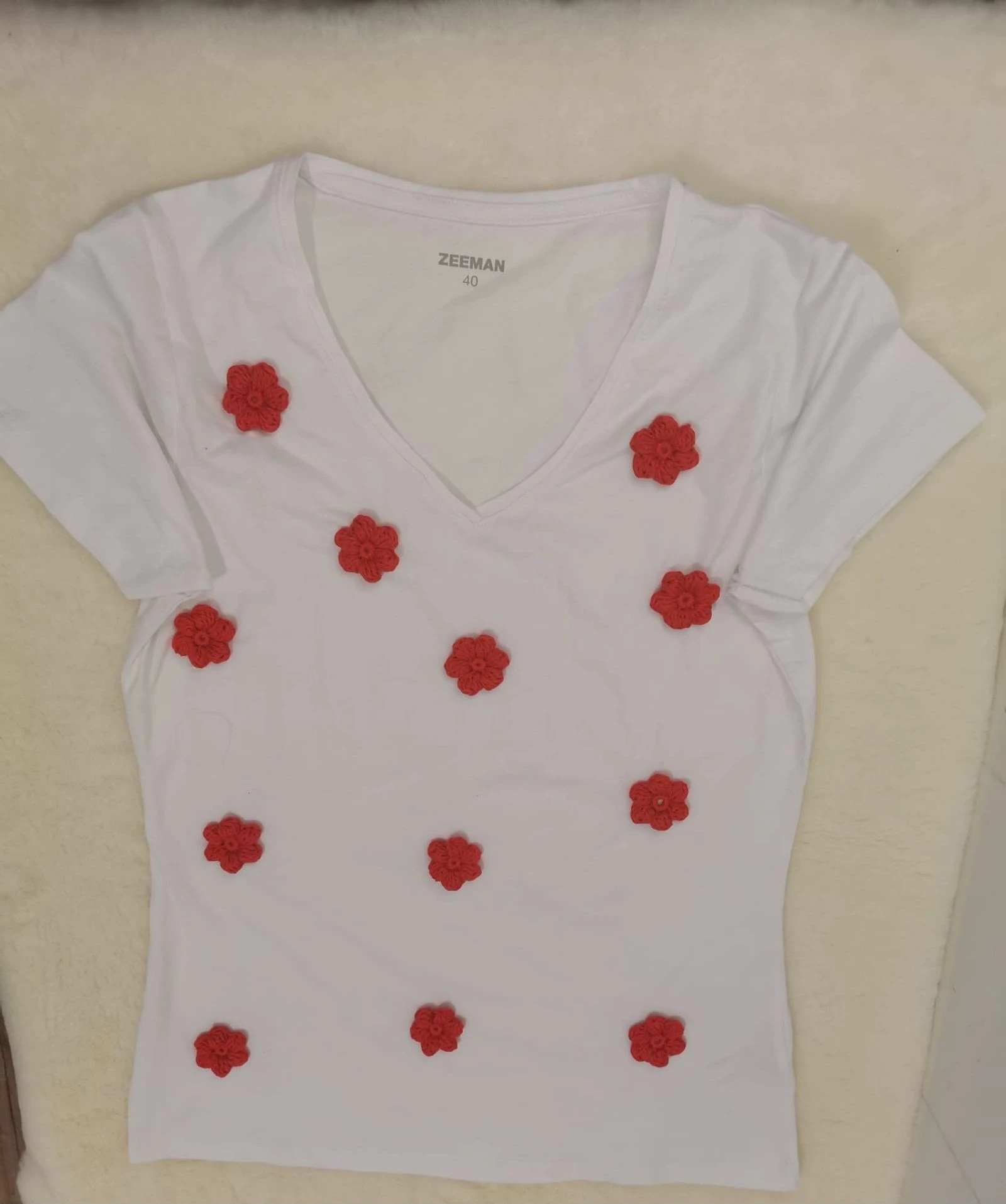 Camiseta Blanca Zeeman customizada con flores a crochet - Talla 40 ( L)